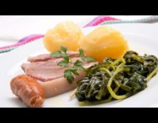 Descubre la deliciosa tradición gastronómica de Vigo: Lacón con grelos