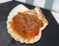 Descubre la auténtica gastronomía de Vigo con nuestras deliciosas vieiras a la gallega